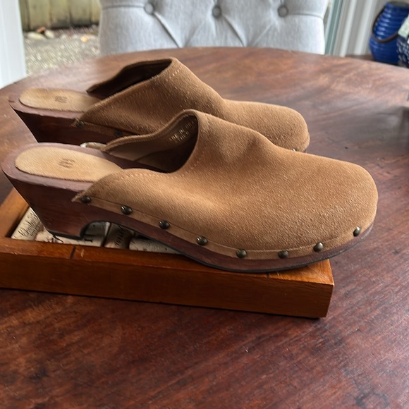 Gap never worn clogs - Picture 2 of 6